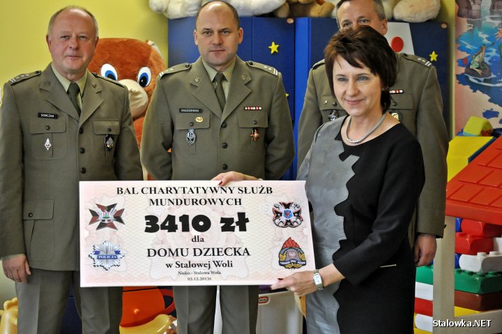 Dom Dziecka w Stalowej Woli tuż przed Mikołajkami dostał prezent od służb mundurowych ze Stalowej Woli i Niska.