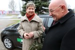 Prezes SANBanku Stanisław Kłapeć przekazał pani Lucynie Hammer kluczyki do samochodu.