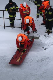 Przy użyciu specjalistycznych sań strażacy trenowali techniki ratownictwa na zamarzniętej tafli lodu na zbiorniku znajdującym się nieopodal siedziby Komendy.