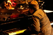 Krzysztof Herdzin to znakomity pianista jazzowy, kompozytor, aranżer, dyrygent i multiinstrumentalista.
