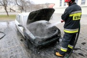 Płonący samochód strażacy ugasili przy użyciu wody.