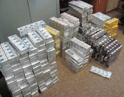 Podczas sprawdzania pojazdu policjanci ujawnili i zabezpieczyli 5330 paczek papierosów różnych marek oraz 50 litrowych butelek spirytusu bez polskich znaków skarbowych akcyzy. Kwota uszczuplenia w podatku akcyzowym wyniosła 81.556 złotych.