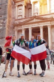Pochodzący ze Stalowej Woli Andrzej Gondek (drugi od lewej) zajął 12 miejsce w ultramaratonie przez jordańską pustynię. Bieg ukończyło ponad 170 zawodników z całego świata.