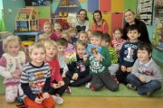 Uczennice z koła bibliotecznego w ZSP nr 3 w Stalowej Woli włączyły się w akcję Cała Polska Czyta Dzieciom.