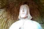 Święty Hubert strzeże leśnego duktu prowadzącego do wsi Kochany...