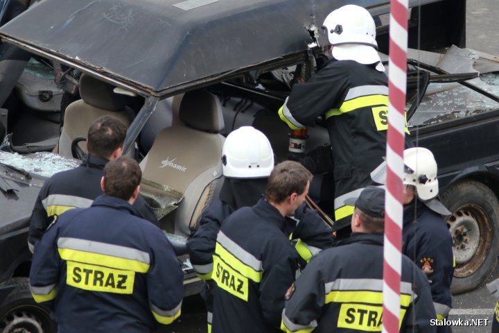 Strażacy ratownicy z OSP w Stalowej Woli i Zaleszanach przechodzą szkolenie z ratownictwa technicznego.