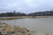 Jak informują władze gminy Bojanów obecnie trwają prace związane z wykonawstwem umocnienia lewego brzegu rzeki Łęg, polegające na profilowaniu skarpy, a także prowadzone są wykopy rowu odprowadzającego wodę ze zbiornika.