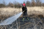 Po godzinne akcji gaśniczej pożar został ugaszony. Spaleniu uległo 2 hektary traw i nieużytków. Prawdopodobną przyczyną pożaru było podpalenie.