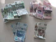 Podczas przeszukania policjanci u 60-letniej kobiety znaleźli portfel z pieniędzmi. Nie potrafiła ona wyjaśnić skąd wzięło się u niej ponad 900 złotych.