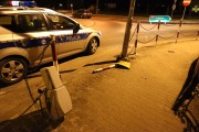 Policjanci na miejscu zdarzenia zabezpieczyli ślady w postaci pozostawionego fragmentu karoserii.