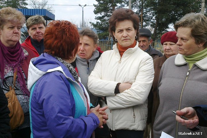 Kupcy w Stalowej Woli protestują przeciwko likwidacji targu na rzecz budowy dwóch hal między ul. Okulickiego a torami.
