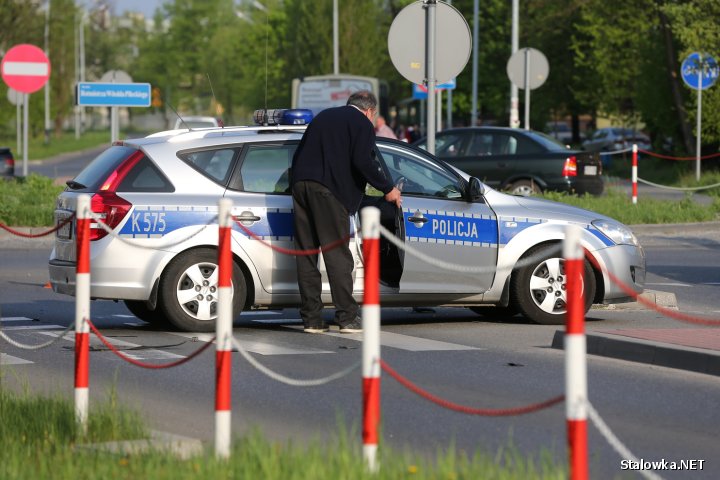 Na miejsce przyjechali policjanci ze stalowowolskiej drogówki oraz ratownicy medyczni. Pas ruchu prowadzący od ronda w kierunku Pysznicy zablokowano.
