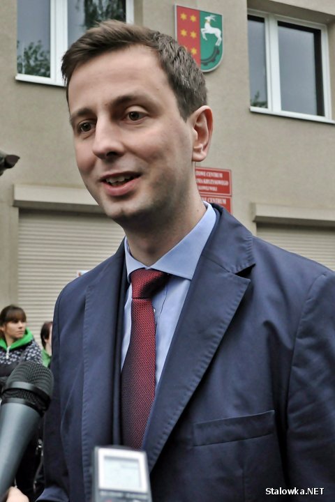 Minister pracy i polityki społecznej Władysław Kosiniak-Kamysz oddał w Stalowej Woli makulaturę za drzewko.