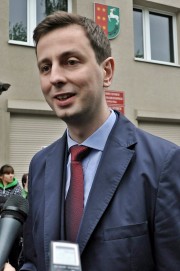 Minister pracy i polityki społecznej Władysław Kosiniak-Kamysz oddał w Stalowej Woli makulaturę za drzewko.
