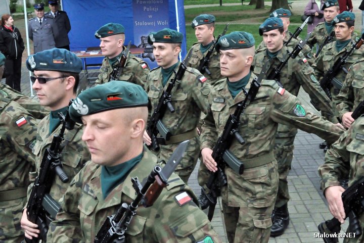 Klasy mundurowe ZSP nr 1 w Stalowej Woli złożyły dziś przysięgę na sztandar na Placu Piłsudskiego.