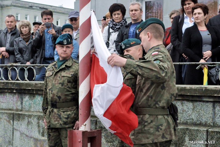 Klasy mundurowe ZSP nr 1 w Stalowej Woli złożyły dziś przysięgę na sztandar na Placu Piłsudskiego.