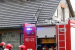 Na miejsce jako pierwsi przybyli strażacy z OSP Wilcza Wola. Pożarem była objęta więźba dachowa na strychu.