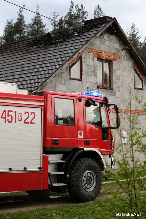Na miejsce jako pierwsi przybyli strażacy z OSP Wilcza Wola. Pożarem była objęta więźba dachowa na strychu.
