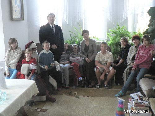 Dzieci ze stalowowolskiej Ochronki w towarzystwie św. Mikołaja i Zastępcy Prezydenta Stalowej Woli Franciszka Zaborowskiego