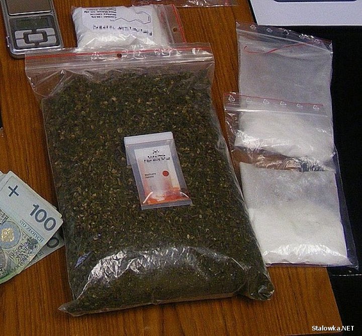 W mieszkaniu 23-latka z powiatu niżańskiego policjanci zabezpieczyli ponad 23 gramy suszu oraz wagę elektroniczną.