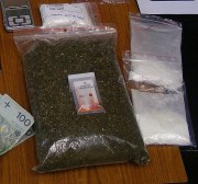 W mieszkaniu 23-latka z powiatu niżańskiego policjanci zabezpieczyli ponad 23 gramy suszu oraz wagę elektroniczną.