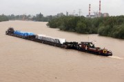 Przepływające rzeką San trzy barki z wielkogabarytowymi elementami turbiny rodziły zainteresowanie u kierowców przejeżdżających przez most.
