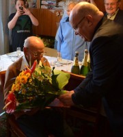 Prezydent złożył jubilatowi życzenia oraz uhonorował kwiatami.