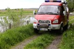 Przez dwie godziny strażacy z OSP Stalowa Wola i Charzewice pracowali przy umacnianiu wałów przy dopływie rzeczki Przyszowianka do rzeki San.