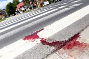 Na przejściu dla pieszych pozostała spora plama krwi. Policjanci ze stalowowolskiej drogówki zabezpieczali teren. Wezwani zostali pracownicy GDDKiA, którzy mieli za zadanie uprzątnąć krew z jezdni.