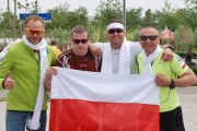 Pochodzący ze Stalowej Woli maratończyk Andrzej Gondek (pierwszy od lewej) po czwartym etapie biegu przez pustynię Gobi, zajmuje trzecie miejsce.