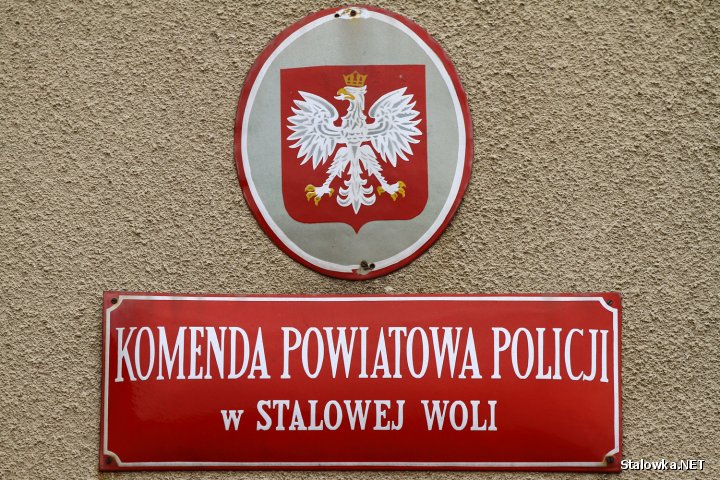 Strażacy ugasili pożar w Komendzie Powiatowej Policji w Stalowej Woli trzema gaśnicami proszkowymi.
