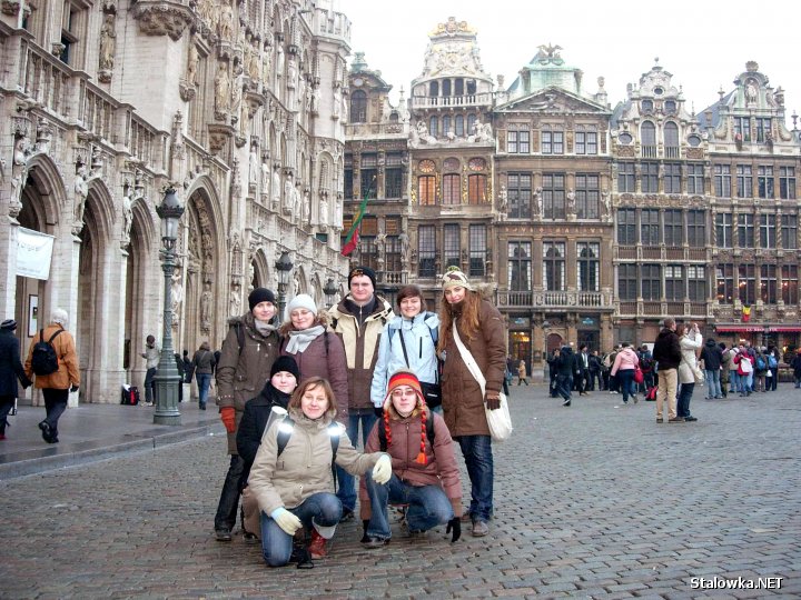 Studenci na Grand Place w centrum Brukseli.