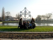 Studenci na placu wystawowym EXPO - w tle Atomium.