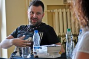 Autor książek Kłamca Jakub Ćwiek spotkał się dziś z czytelnikami w Stalowej Woli.