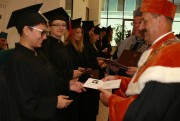 Studenci Katolickiego Uniwersytetu Lubelskiego w Stalowej Woli zakończyli uroczyście kolejny rok akademicki. Wielu z nich pożegnało się z uczelnią, odbierając tym samym zasłużone dyplomy.