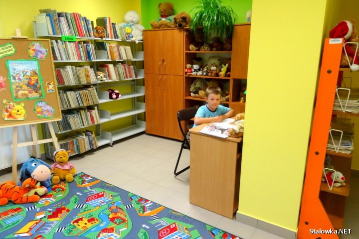 W zwolnionych przez firmy usługowe pomieszczeniach stworzono czytelnię z dwoma stanowiskami komputerowymi oraz oddział dla najmłodszych pod nazwą Kącik Malucha , w którym dzieci mogą pożyczać książki, pobawić się pluszakami, książkami-zabawkami i porysować.