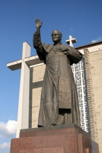 Pomnik Jana Pawła II przed Bazyliką Mniejszą w Stalowej Woli.