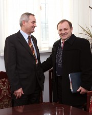 Prezes Kuźni Matrycowej, Józef Burdzy w towarzystwie posła Antoniego Błądka tuż po spotkaniu w UM.