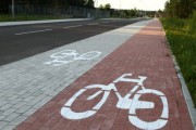 Z naszych dotychczasowych ustaleń wynika, że użytkownicy rowerów woleliby ścieżki z asfaltu, a nie z kostki brukowej.