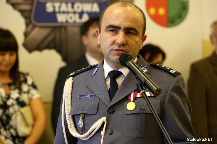 Święto Policji 2014 w Stalowej Woli. 62 funkcjonariuszy z awansami. Na zdjęciu Komendant Policji w Stalowej Woli inspektor Edward Ząbek.