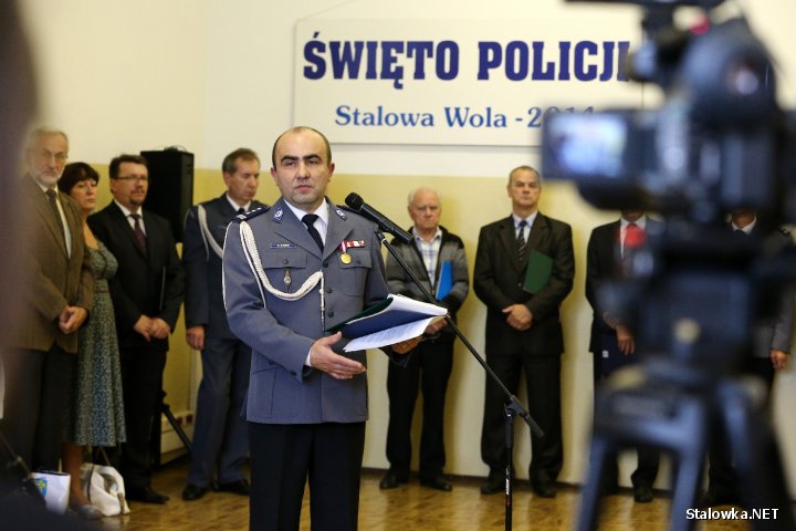 Święto Policji 2014 w Stalowej Woli. 62 funkcjonariuszy z awansami. Na zdjęciu Komendant Policji w Stalowej Woli inspektor Edward Ząbek.