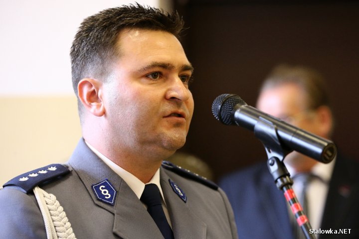 Święto Policji 2014 w Stalowej Woli. 62 funkcjonariuszy z awansami. Na zdjęciu szef wydziału dochodzeniowo-śledczego stalowowolskiej policji komisarz Dariusz Kata.