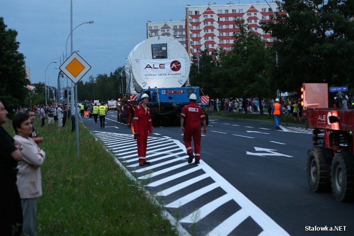 Historyczny transport turbiny i generatora ulicami miasta Stalowa Wola.