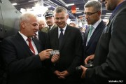 Stoisko HSW S.A. w hali G odwiedził między innymi Minister Obrony Narodowej Tomasz Siemoniak.