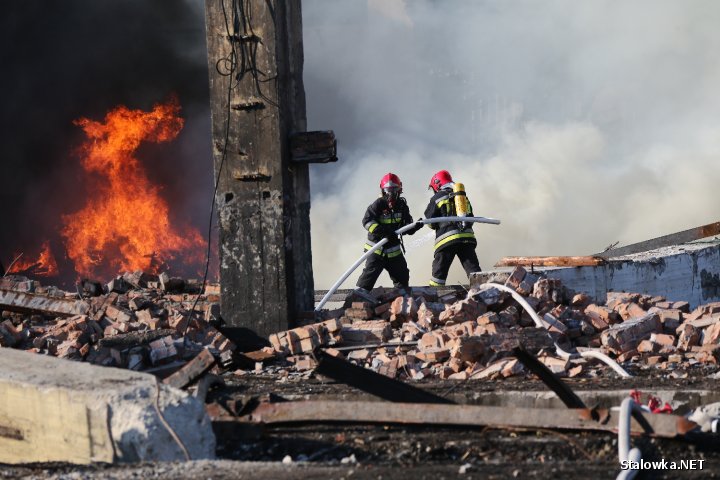 Pożar w parowozowni w Rozwadowie, gdzie prowadzone są prace rozbiórkowe.