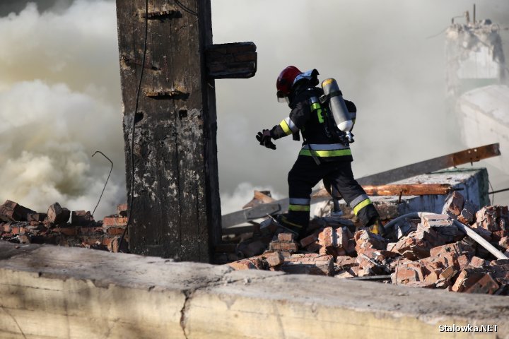 Pożar w parowozowni w Rozwadowie, gdzie prowadzone są prace rozbiórkowe.