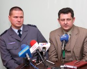 Krzysztof Gawlas(od lewej), Piotr Żyjewski(od prawej) popierają pomysł starosty o powstaniu miasteczka motorowerowego.