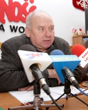 Henryk Szostak, przewodniczący NSZZ Solidarność w HSW namawia mieszkańców Stalowej Woli do wzięcia udziału w manifestacji.