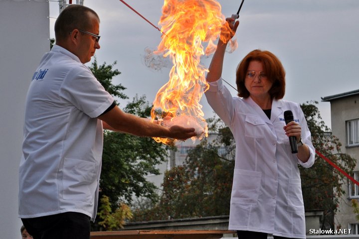 Podczas zabaw z techniką w Parku24 fizycy magicy pokazywali stalowowolanom bezpieczne sztuczki m.in. z ogniem.