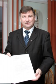 Starosta Stalowowolski Wiesław Siembida z dokumentem potwierdzającym otrzymane środki